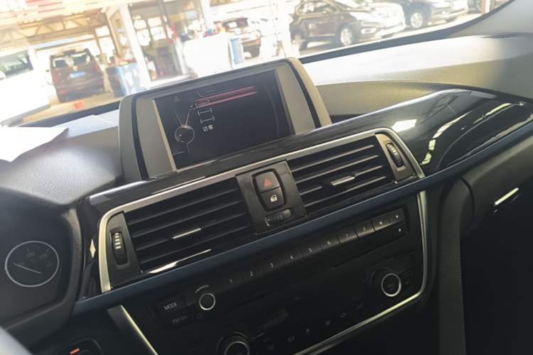 Used BMW 3 Series 2015 320Li Luxury Edition Fashion Model Audio And AC Panel