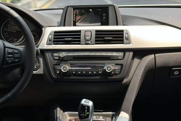 Used BMW 3 Series 2015 320Li Luxury Edition Fashion Model Audio And AC Panel