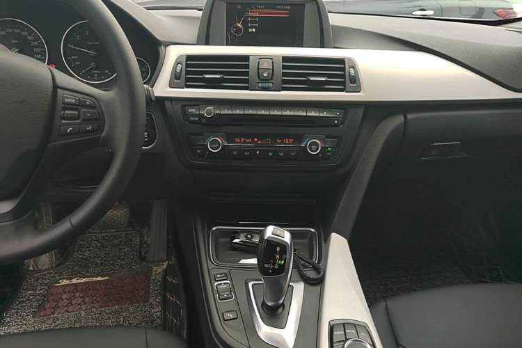 Used BMW 3 Series 2015 320Li Fashion Model Audio And AC Panel