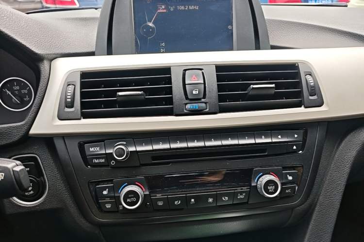 Used BMW 3 Series 2015 320i Fashion Model Audio And AC Panel