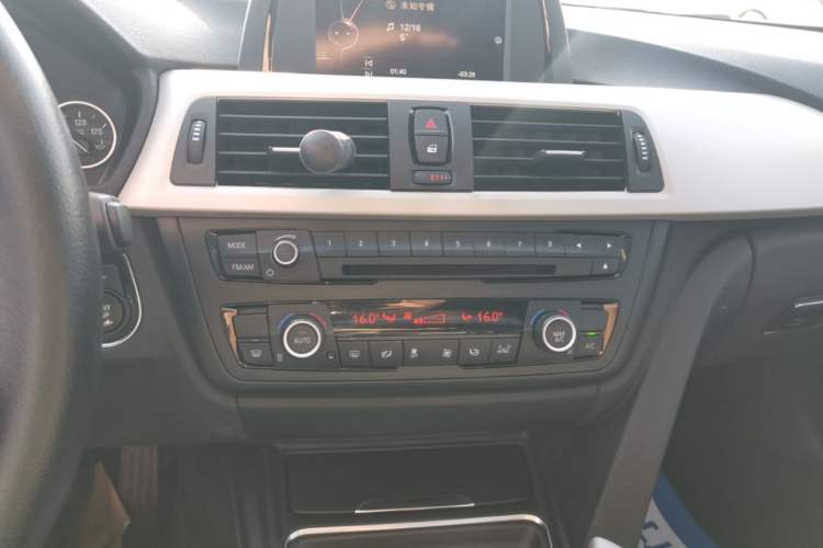 Used BMW 3 Series 2015 320Li Luxury Edition Fashion Model Audio And AC Panel