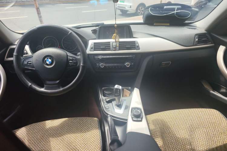 Used BMW 3 Series 2015 320i Luxury Line Stylish Edition Center Console