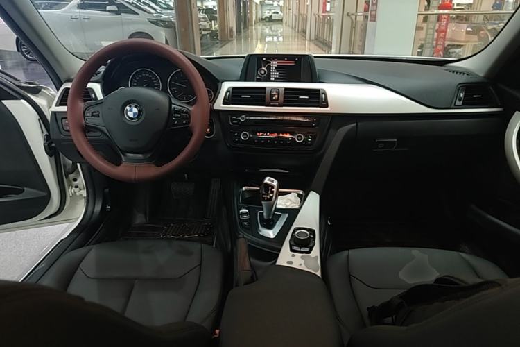 Used BMW 3 Series 2015 320i Luxury Line Stylish Edition Center Console