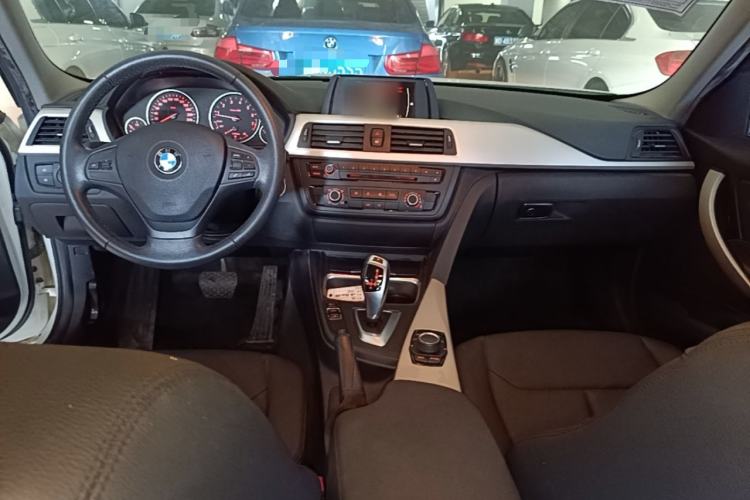 Used BMW 3 Series 2015 320i Active Edition Center Console