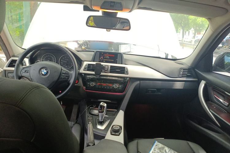 Used BMW 3 Series 2015 320i Luxury Line Stylish Edition Center Console