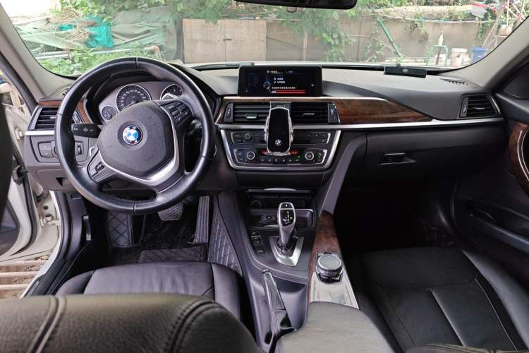 Used BMW 3 Series 2015 320Li Luxury Design Package Center Console