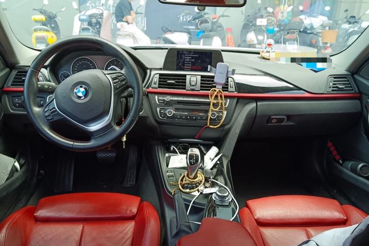 Used BMW 3 Series 2015 320i Luxury Edition Sports Design Package Center Console