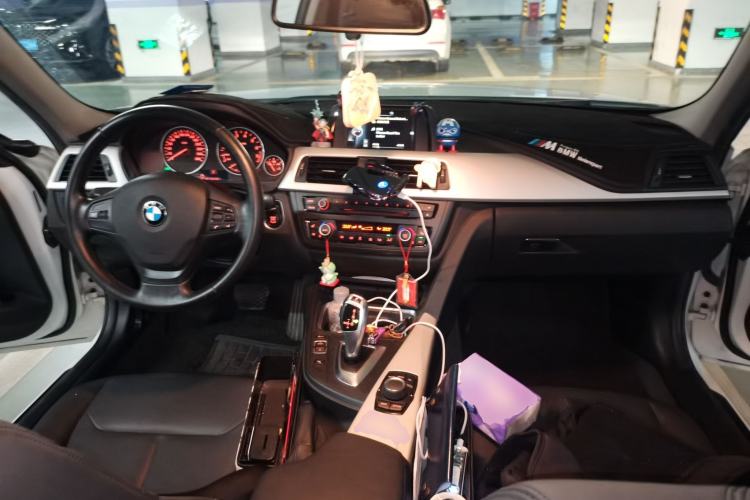 Used BMW 3 Series 2015 320i Luxury Line Stylish Edition Center Console