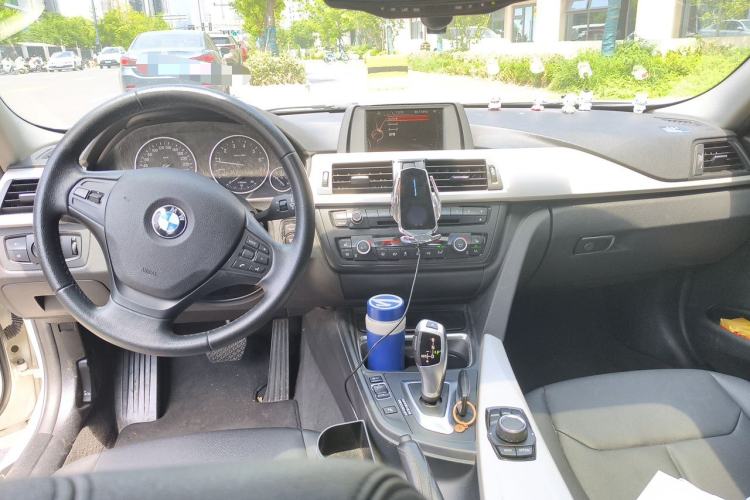 Used BMW 3 Series 2015 320i Luxury Line Stylish Edition Center Console