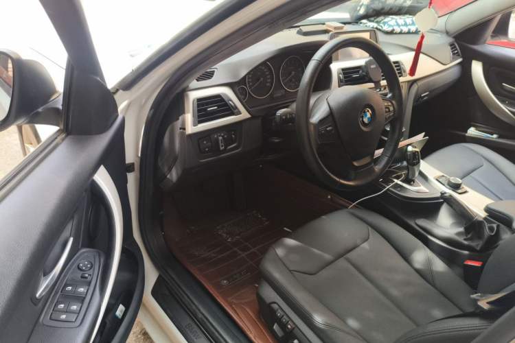 Used BMW 3 Series 2015 320i Luxury Line Stylish Edition Driver Seat