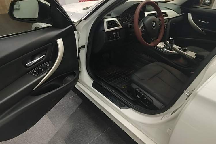Used BMW 3 Series 2015 320i Luxury Line Stylish Edition Driver Seat