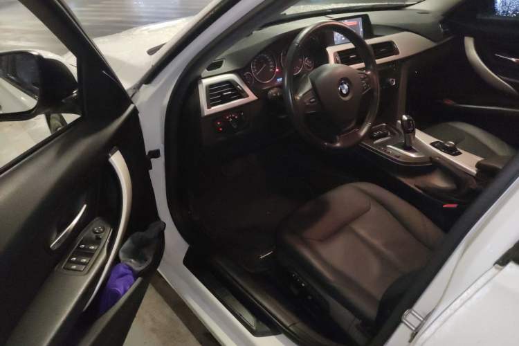 Used BMW 3 Series 2015 320i Luxury Line Stylish Edition Driver Seat