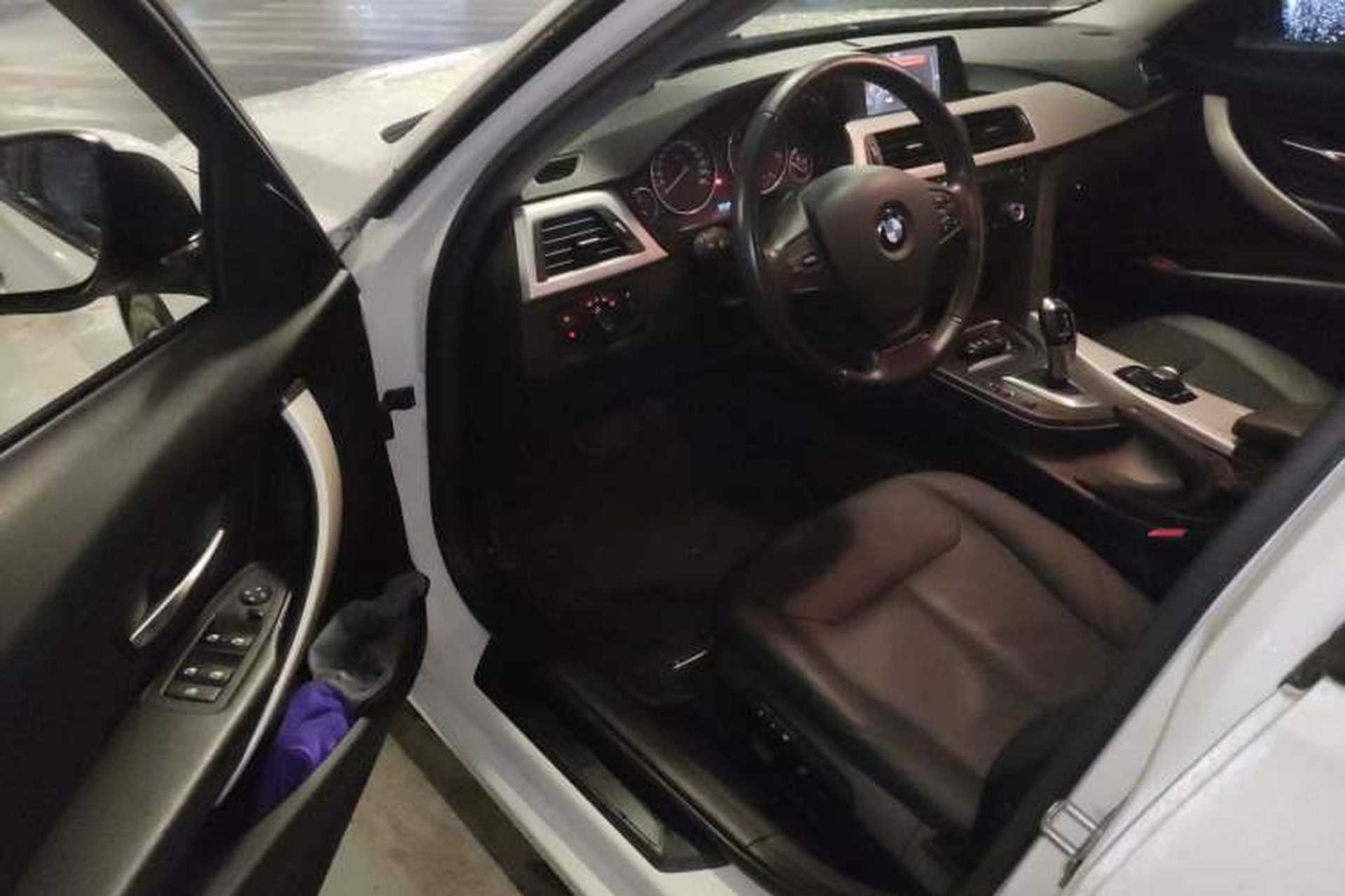 Used BMW 3 Series 2015 320i Luxury Line Stylish Edition Driver Seat