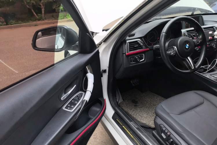Used BMW 3 Series 2015 320i Luxury Line Stylish Edition Driver Seat
