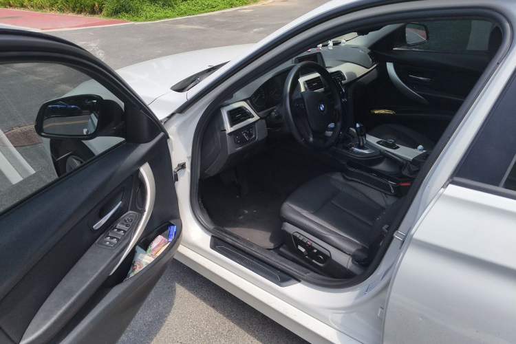 Used BMW 3 Series 2015 320i Luxury Line Stylish Edition Driver Seat