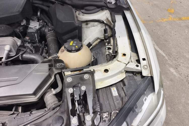 Used BMW 3 Series 2015 320i Luxury Line Stylish Edition Engine Bay Left