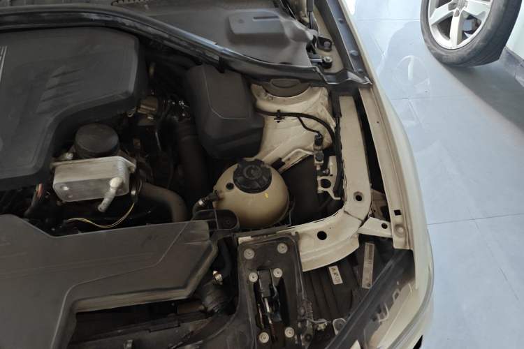 Used BMW 3 Series 2015 320i Fashion Model Engine Bay Left