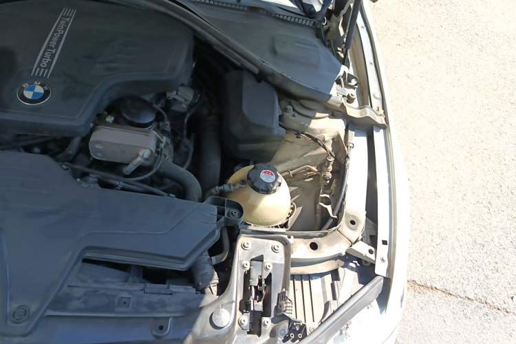Used BMW 3 Series 2015 320i Fashion Model Engine Bay Left
