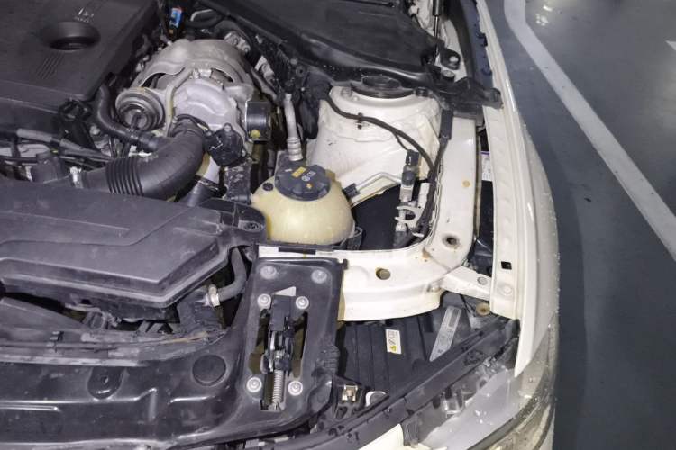 Used BMW 3 Series 2015 316Li Fashion Model Engine Bay Left