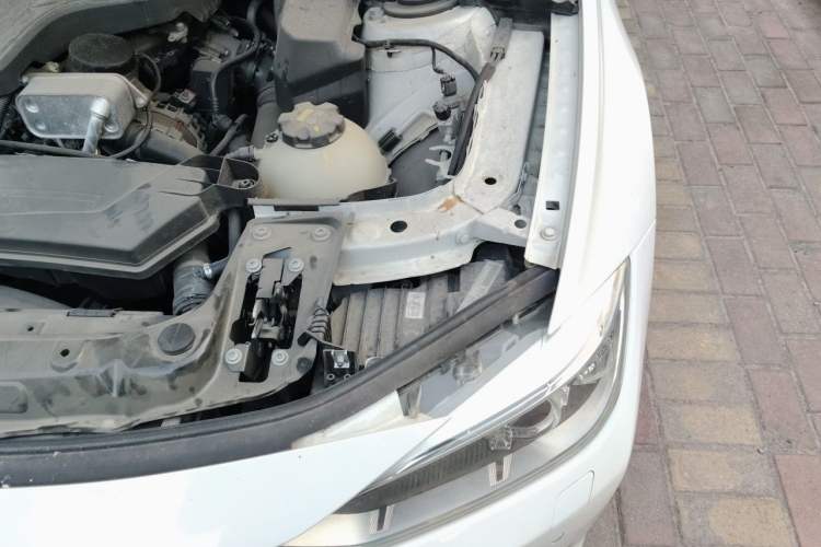 Used BMW 3 Series 2015 320i Fashion Model Engine Bay Left