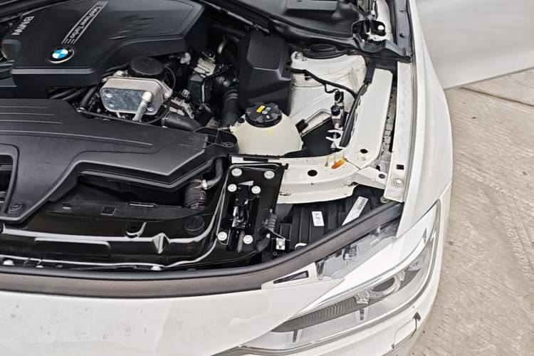Used BMW 3 Series 2015 320i Fashion Model Engine Bay Left