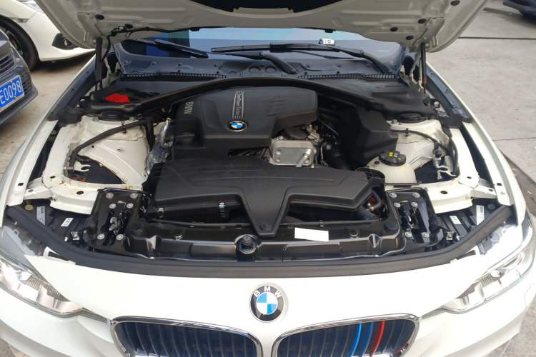 Used BMW 3 Series 2015 320Li Luxury Edition Fashion Model Engine Bay