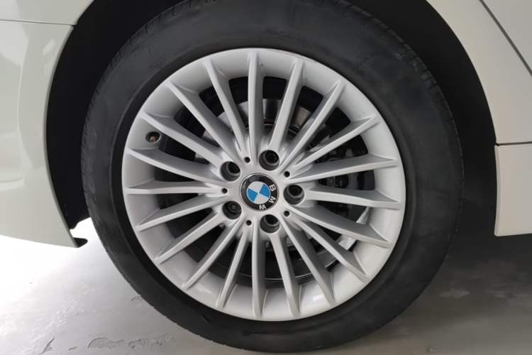 Used BMW 3 Series 2015 320Li Luxury Design Package Premium Edition Exterior 5