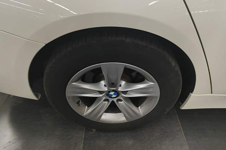 Used BMW 3 Series 2015 320i Luxury Line Stylish Edition Exterior 5