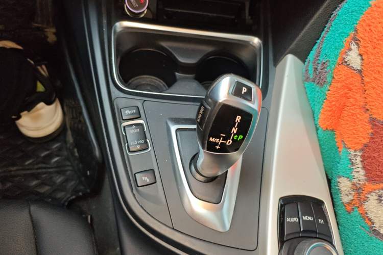 Used BMW 3 Series 2015 320i Luxury Line Stylish Edition Gear Lever
