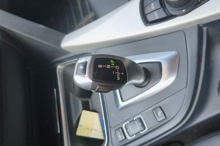 Used BMW 3 Series 2015 320i Luxury Line Stylish Edition Gear Lever