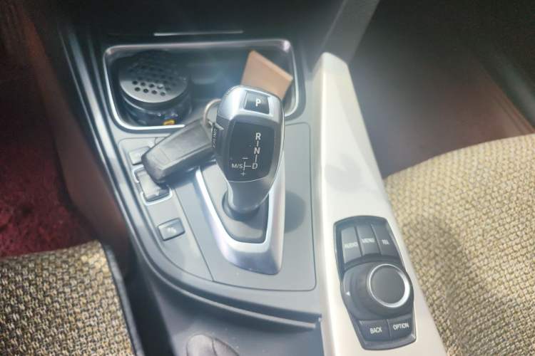 Used BMW 3 Series 2015 320i Luxury Line Stylish Edition Gear Lever