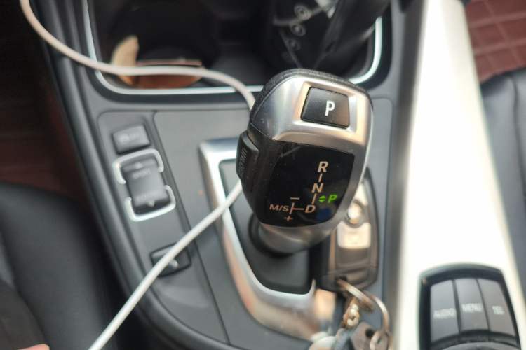 Used BMW 3 Series 2015 320i Luxury Line Stylish Edition Gear Lever