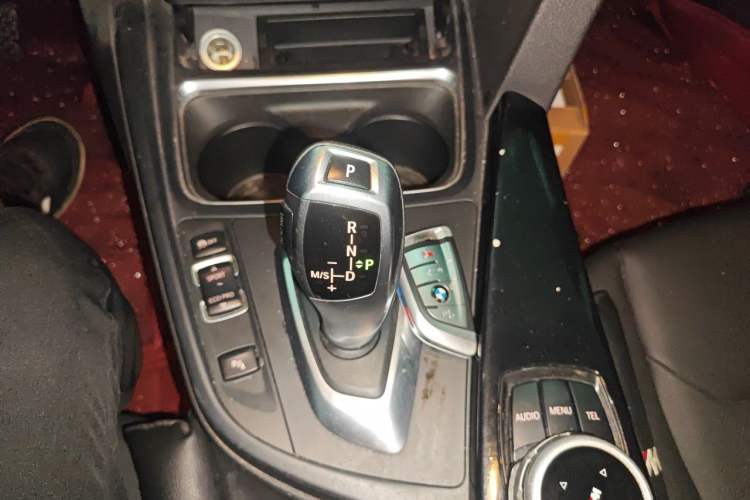 Used BMW 3 Series 2015 320i Luxury Line Stylish Edition Gear Lever