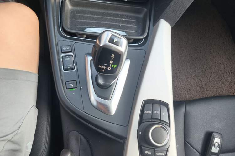 Used BMW 3 Series 2015 320i Luxury Line Stylish Edition Gear Lever