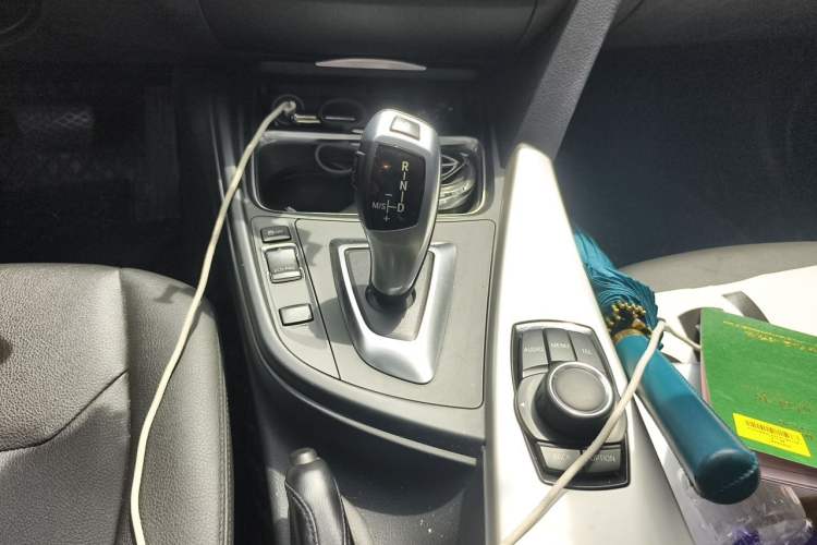 Used BMW 3 Series 2015 320i Luxury Line Stylish Edition Gear Lever