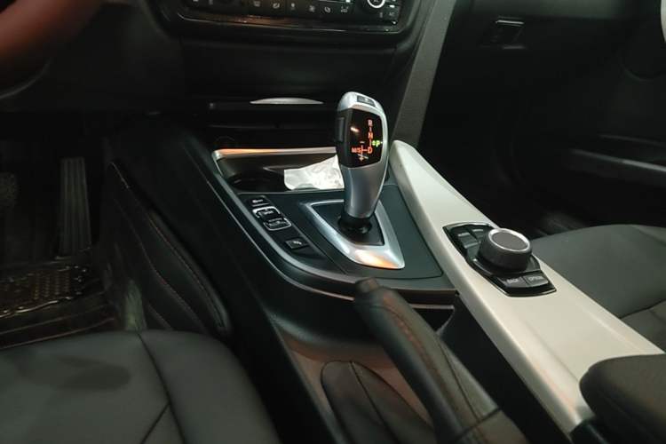Used BMW 3 Series 2015 320i Luxury Line Stylish Edition Gear Lever