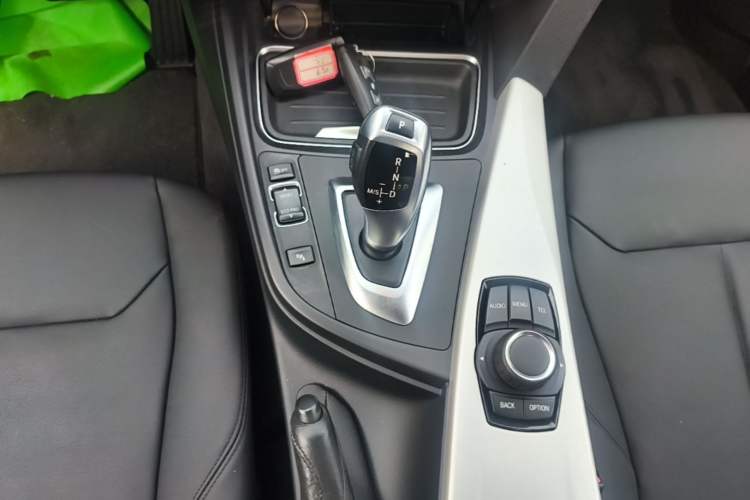 Used BMW 3 Series 2015 320i Luxury Line Stylish Edition Gear Lever