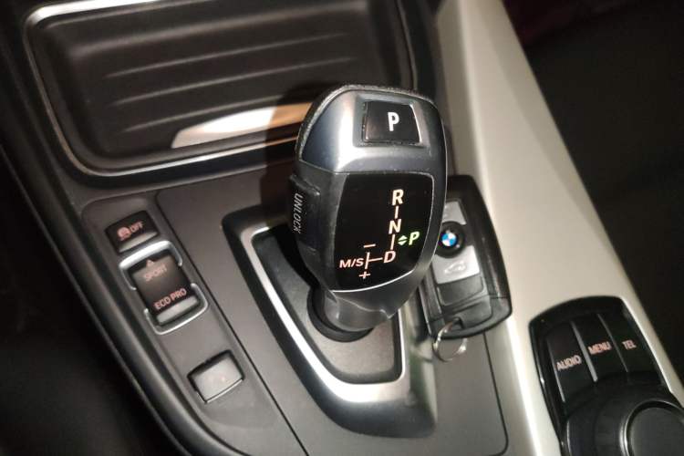 Used BMW 3 Series 2015 320i Luxury Line Stylish Edition Gear Lever