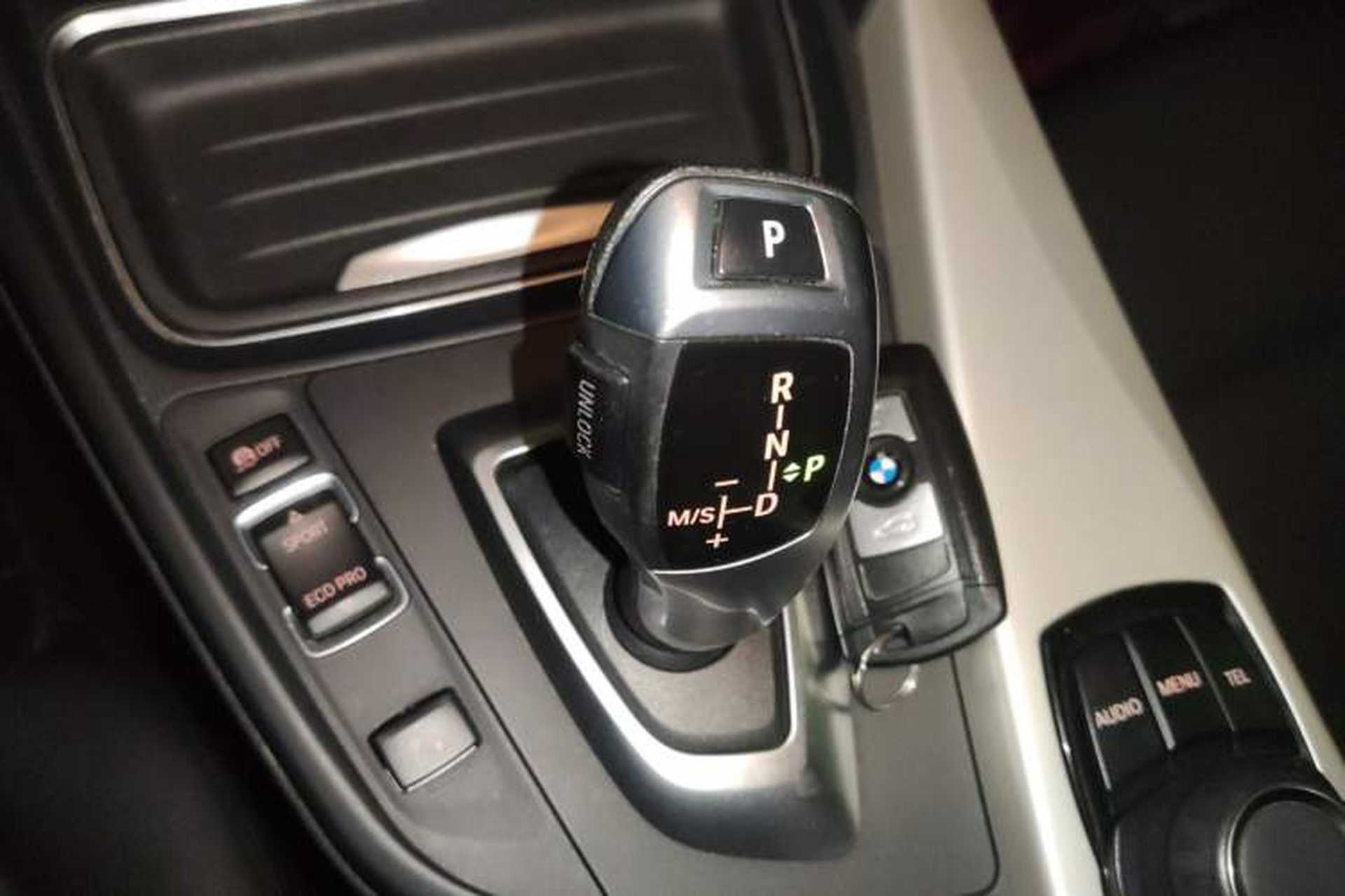 Used BMW 3 Series 2015 320i Luxury Line Stylish Edition Gear Lever