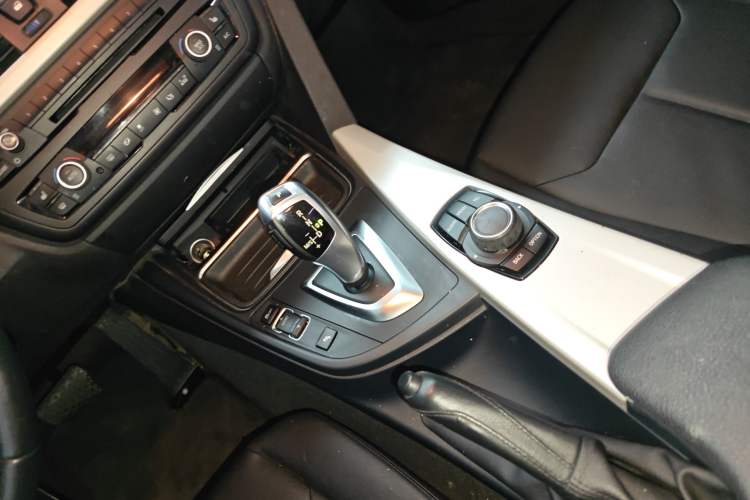 Used BMW 3 Series 2015 320i Luxury Line Stylish Edition Gear Lever