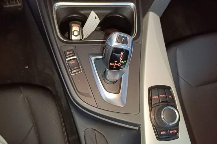 Used BMW 3 Series 2015 320i Active Edition Gear Lever