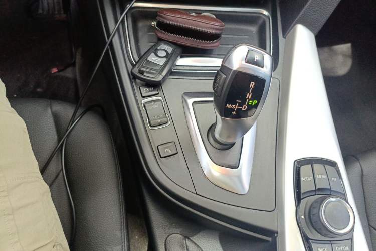 Used BMW 3 Series 2015 320i Luxury Line Stylish Edition Gear Lever