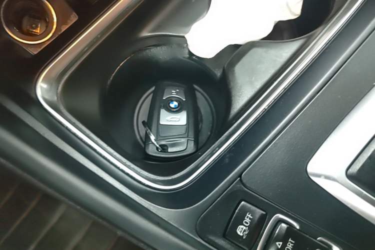Used BMW 3 Series 2015 320i Luxury Line Stylish Edition Interior 1