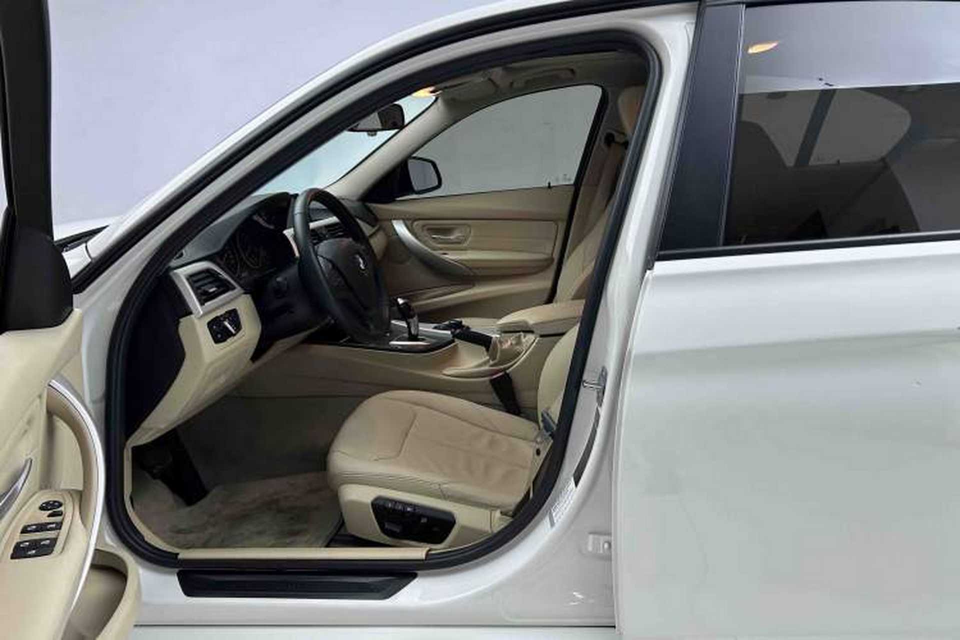 Used BMW 3 Series 2015 320i Fashion Model Interior 1