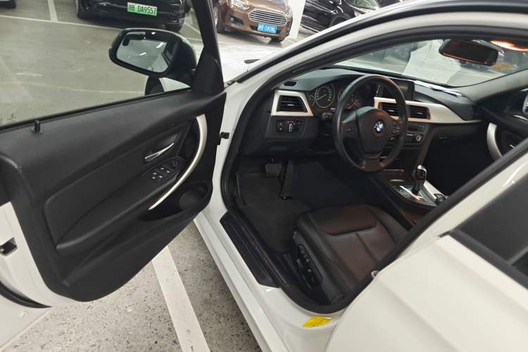 Used BMW 3 Series 2015 320i Luxury Line Stylish Edition Interior 3