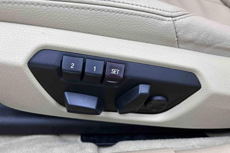 Used BMW 3 Series 2015 320i Fashion Model Interior 8