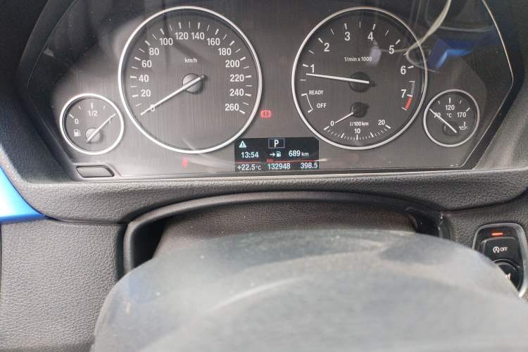 Used BMW 3 Series 2015 316Li Fashion Model Odometer Close Up