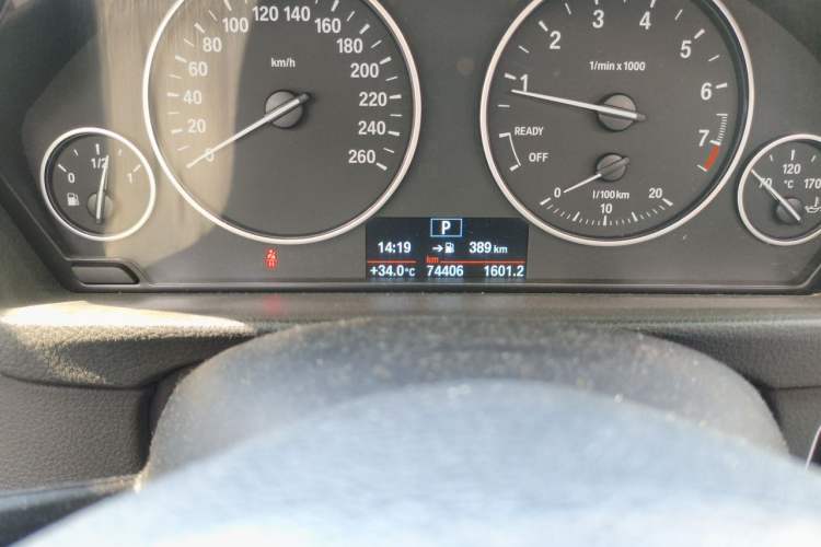 Used BMW 3 Series 2015 320i Active Edition Odometer Close Up