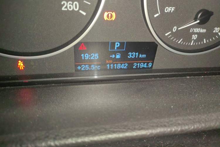 Used BMW 3 Series 2015 320Li Luxury Edition Fashion Model Odometer Close Up