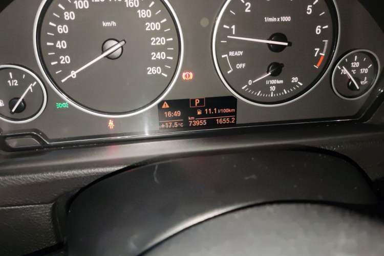 Used BMW 3 Series 2015 320Li Luxury Edition Fashion Model Odometer Close Up
